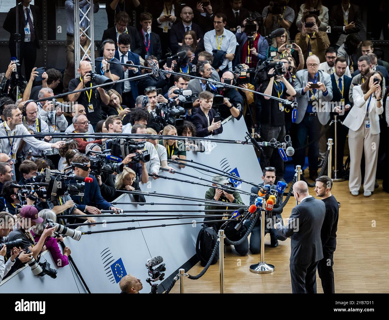 BRUXELLES - le président ukrainien Volodymyr Zelensky et le président du Conseil européen Charles Michel s'adressent à la presse le premier jour du sommet européen à Bruxelles. ANP REMKO DE WAAL pays-bas Out - belgique Out Banque D'Images