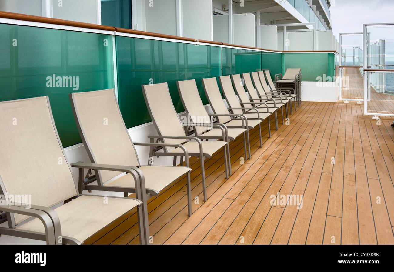 Rangées de chaises sur le pont d'un bateau de croisière Banque D'Images