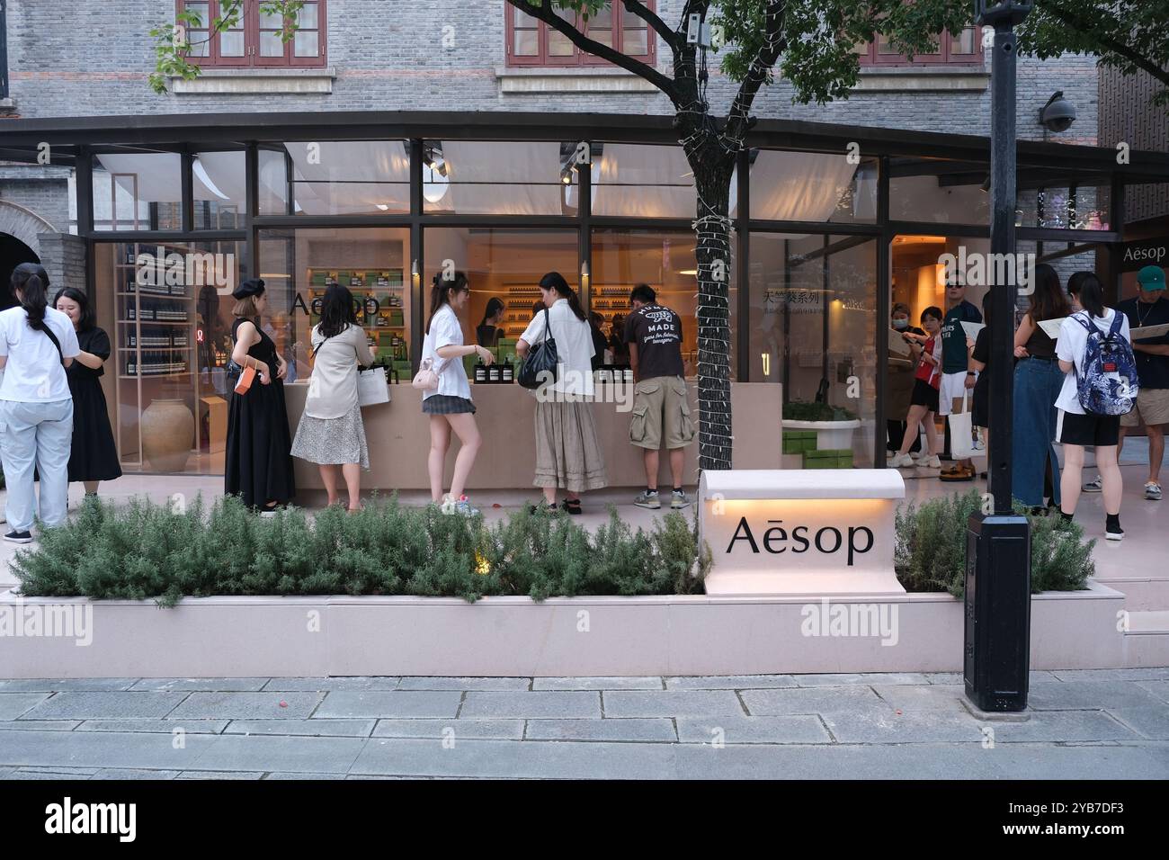 Shanghai, Chine-9 septembre 2023 : magasin de détail de cosmétiques Aesop avec de nombreux clients. marque de cosmétiques de luxe Banque D'Images