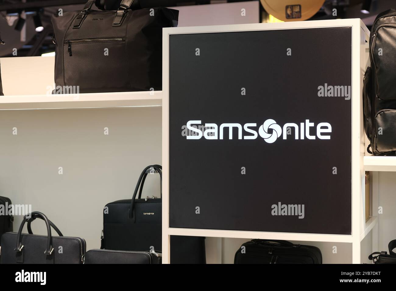 Shanghai, Chine-fév 25e 2023 : logo de la marque Samsonite store et sac à main Banque D'Images