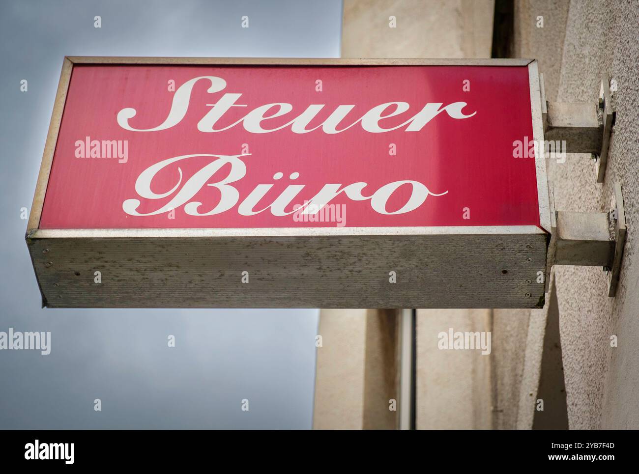 Panneau d'affichage du bureau des impôts dans le quartier de Nippes à Cologne Banque D'Images