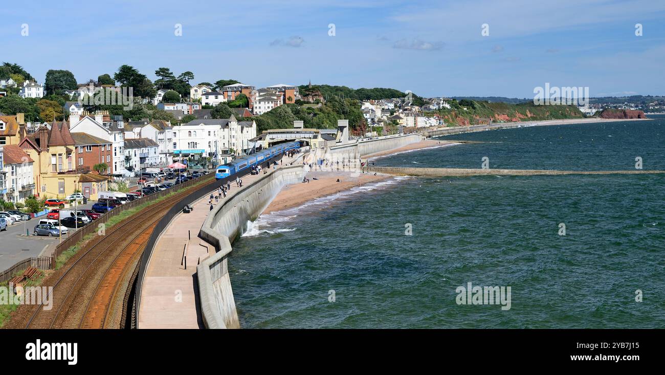 Le train à grande vitesse de luxe Midland Pullman longe la digue à Dawlish, dans le sud du Devon, en direction de Paignton. Banque D'Images