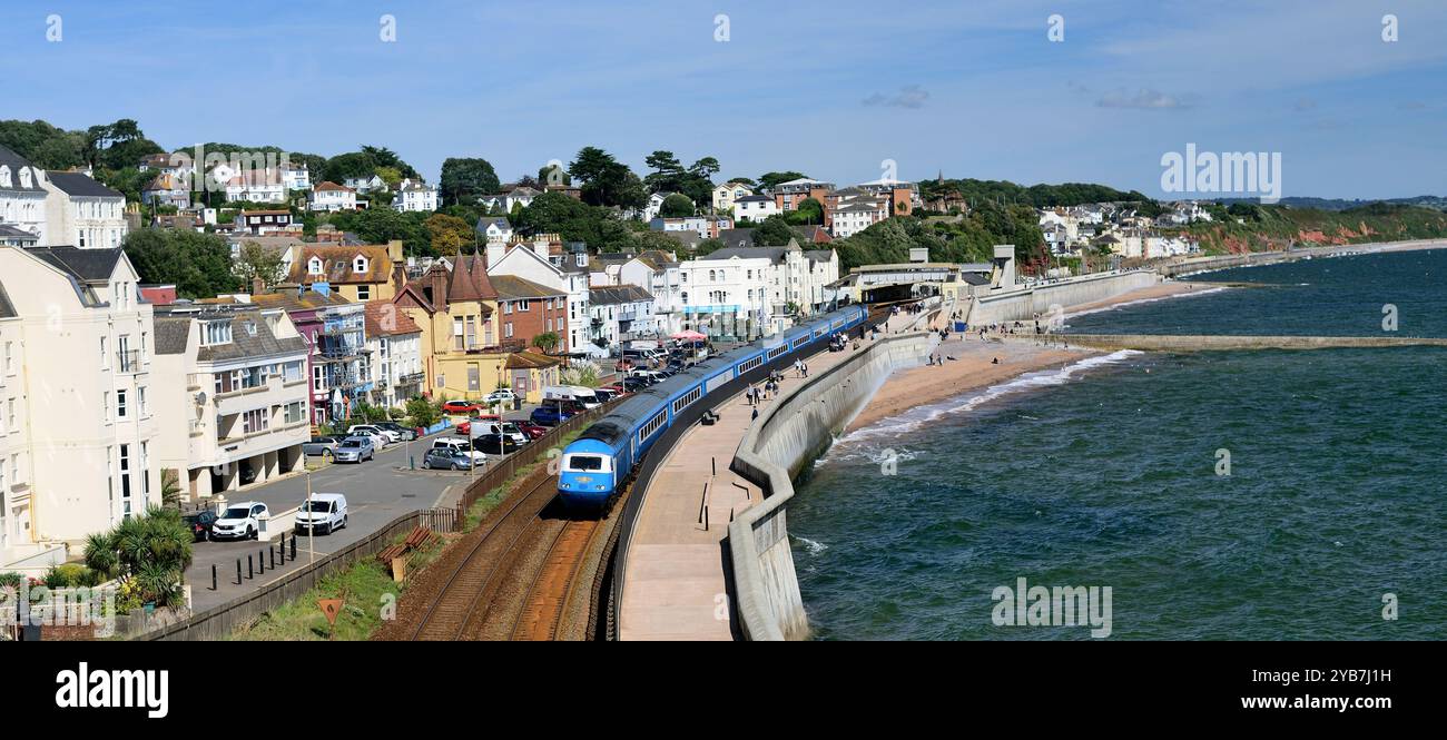 Le train à grande vitesse de luxe Midland Pullman longe la digue à Dawlish, dans le sud du Devon, en direction de Paignton. Banque D'Images