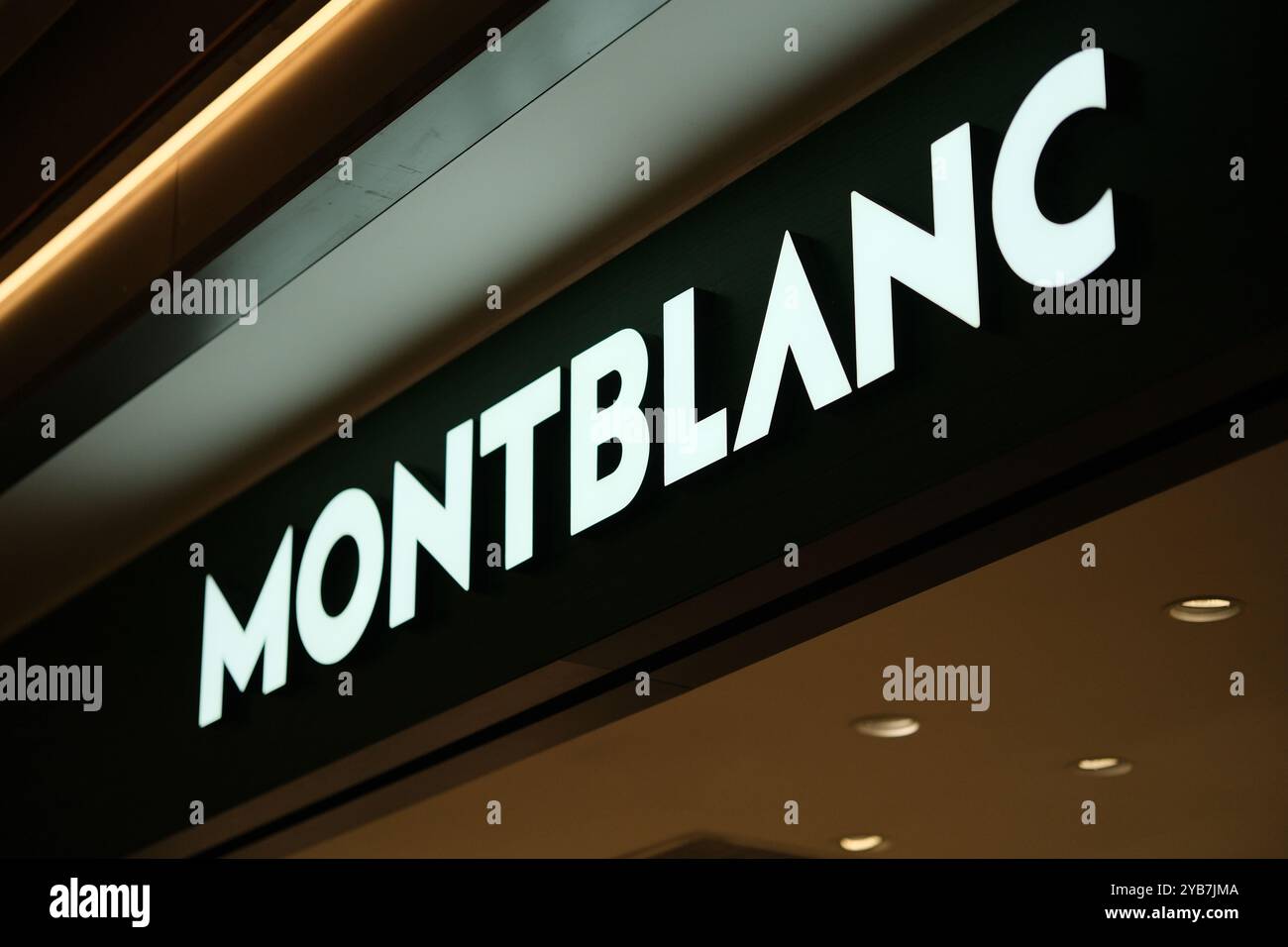 Shanghai, Chine-22 juillet 2023 : logo de marque de la société de signe de magasin Montblanc Banque D'Images