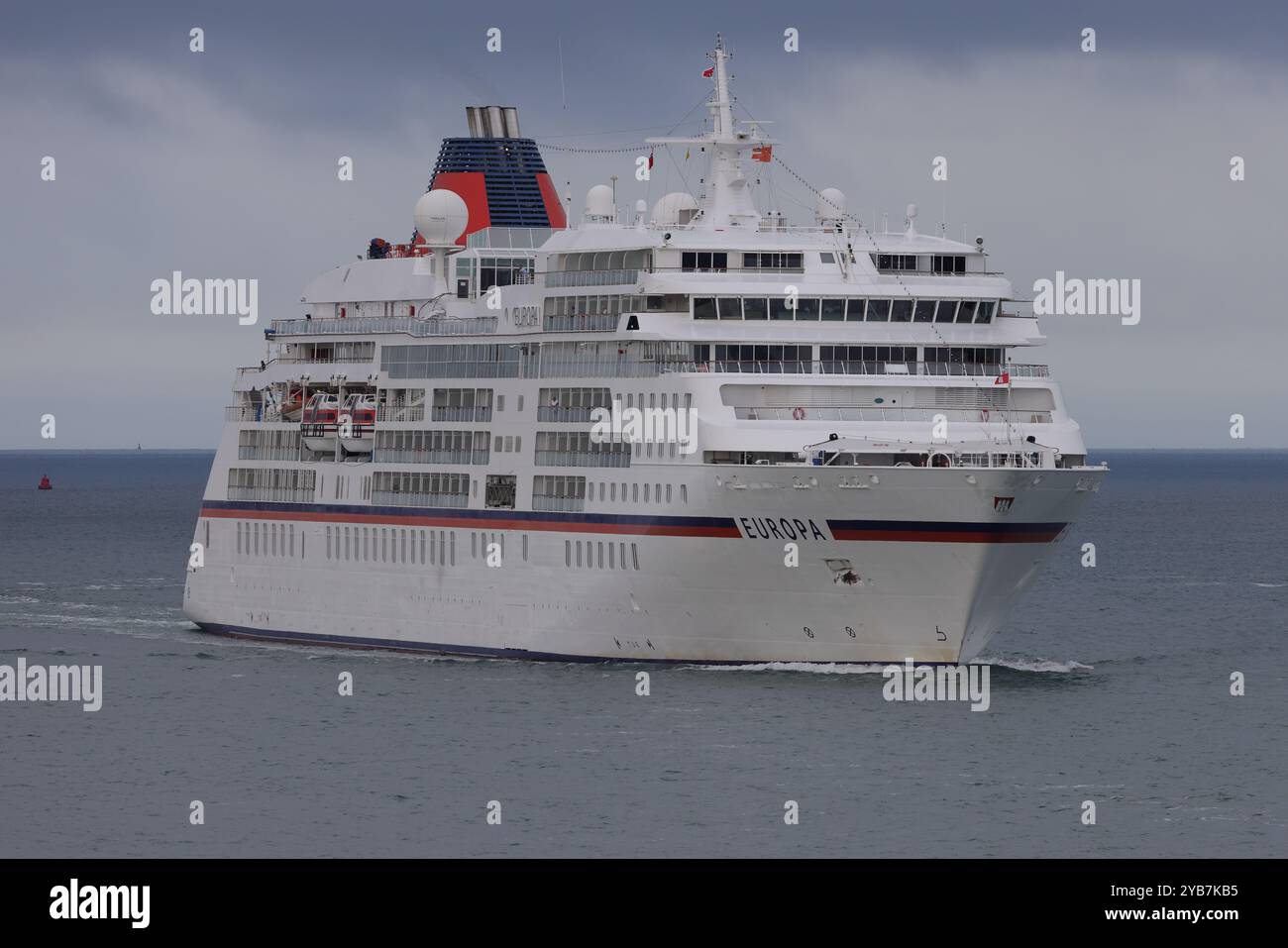 Le paquebot de croisière MS EUROPA, appartenant à Hapaq-Lloyd, approche du port Banque D'Images