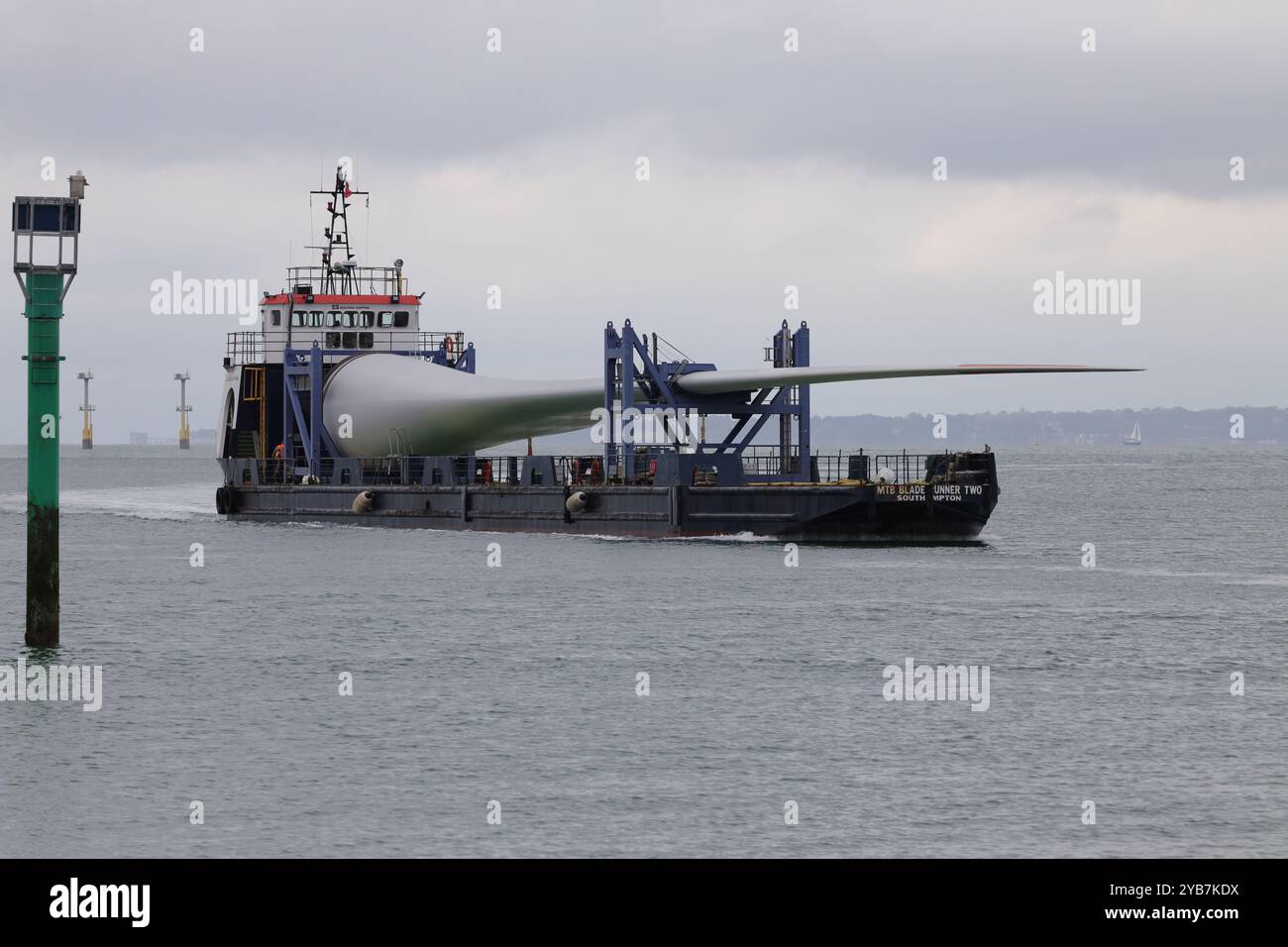 Le cargo de pont MTB PALE RUNNER TWO livrant une grande pale d'éolienne au port Banque D'Images