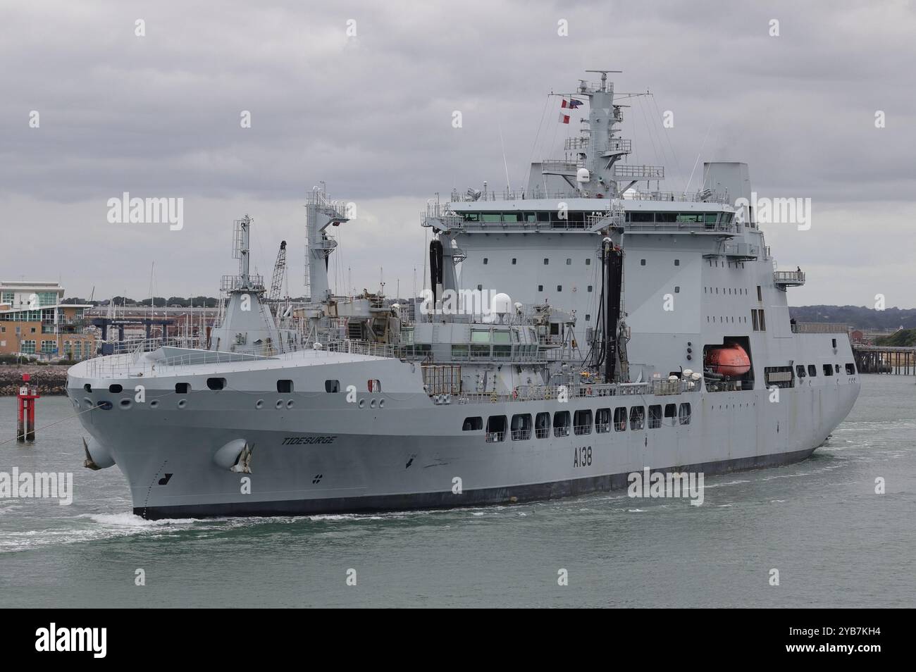 Le ravitaillement rapide de la flotte auxiliaire de la Royal Fleet RFA TIDESURGE au départ de la base navale Banque D'Images
