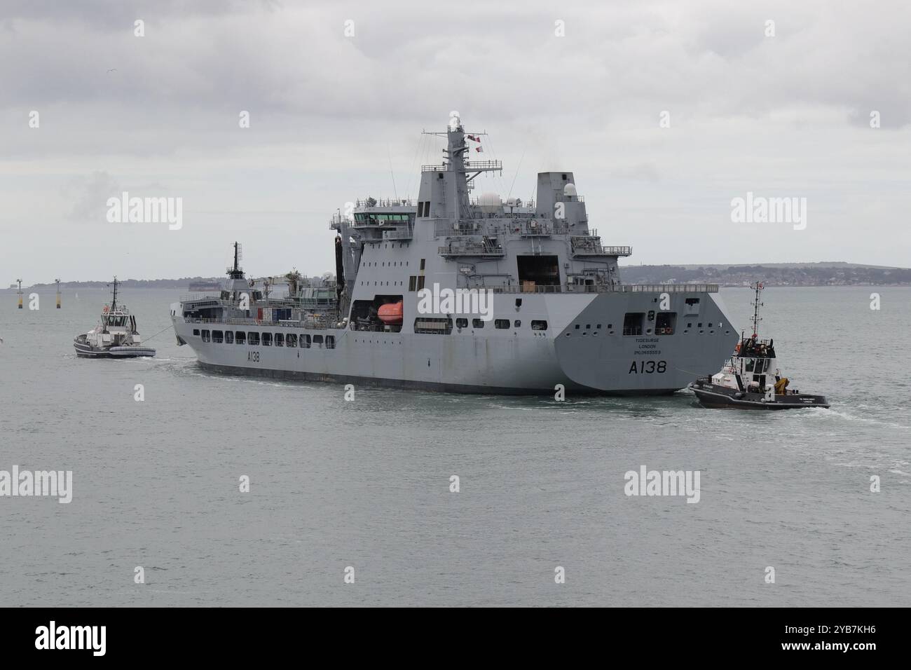 Des remorqueurs escortent le ravitaillement RFA TIDESURGE de la flotte rapide auxiliaire de la Royal Fleet lorsqu'il se dirige vers le Solent Banque D'Images