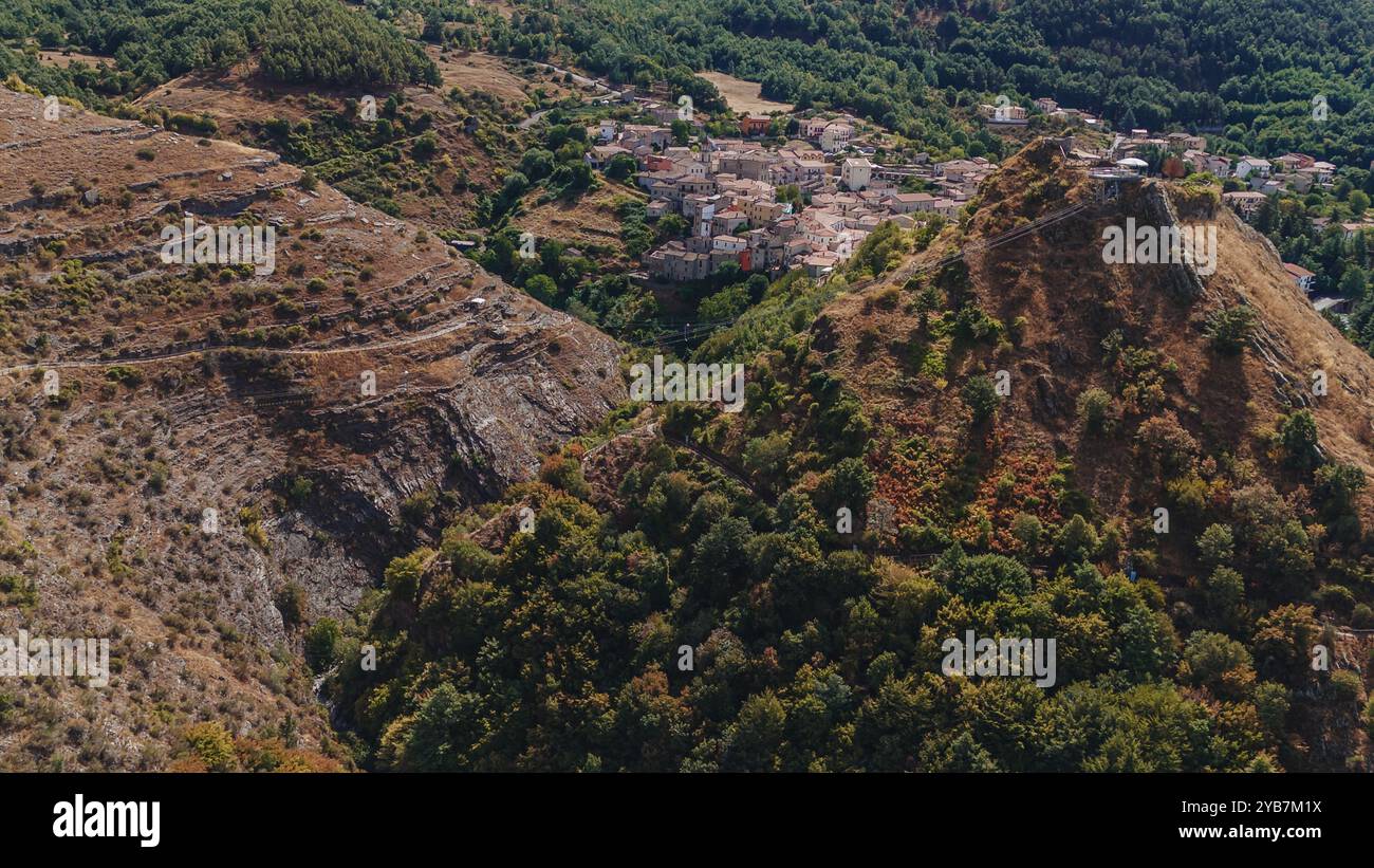 Sasso di Castalda, Italie - août 2024 : une vue aérienne capture une longue passerelle suspendue s'étendant sur un terrain rocheux avec un vert environnant A. Banque D'Images