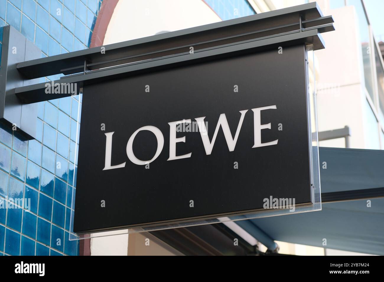 Suzhou, Chine-20 août 2023 : LOEWE Store logo signe de marque close up Banque D'Images