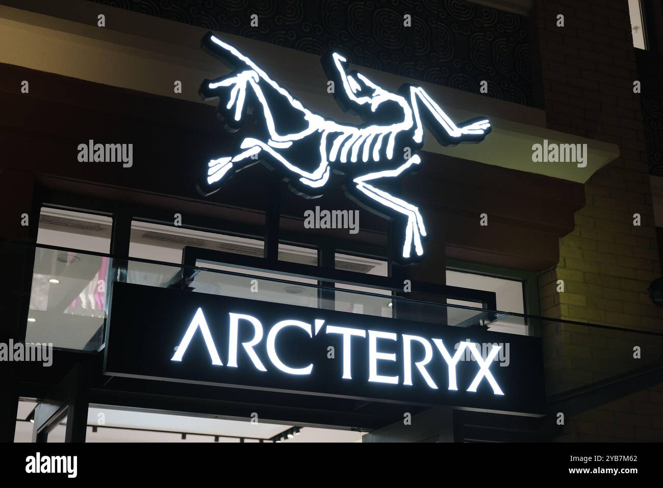 Suzhou, Chine-20 août 2023 : logo de marque de signe de magasin Arc'teryx Banque D'Images