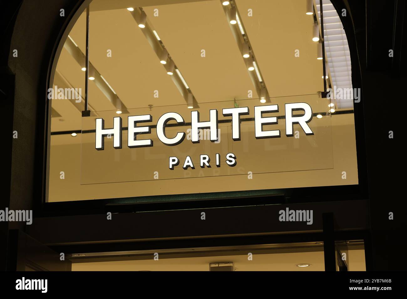Suzhou, Chine-20 août 2023 : logo de marque de signe de magasin HECHTER PARIS Banque D'Images