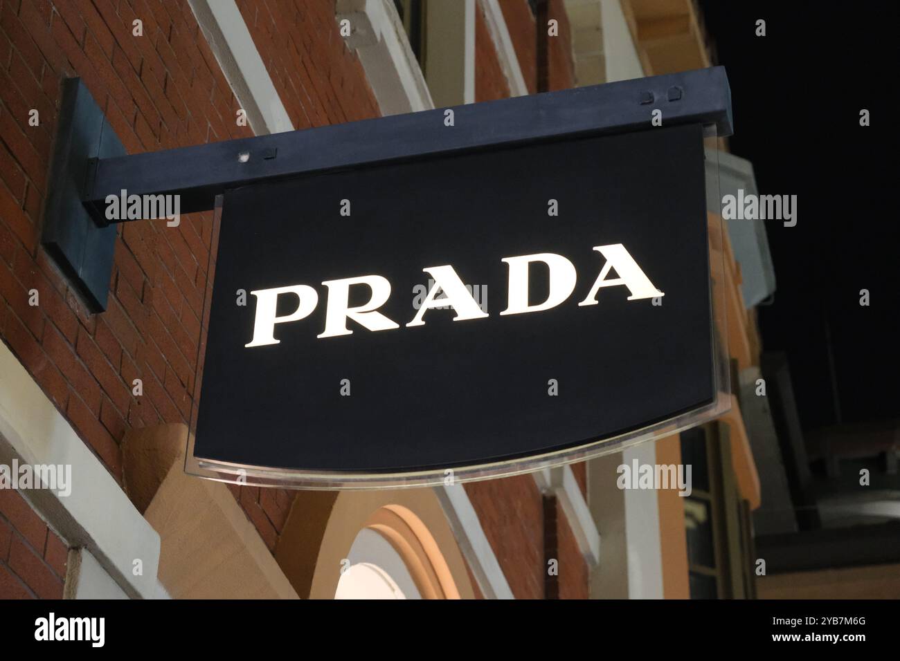 Suzhou, Chine-20 août 2023 : logo de marque de signe de magasin PRADA Banque D'Images