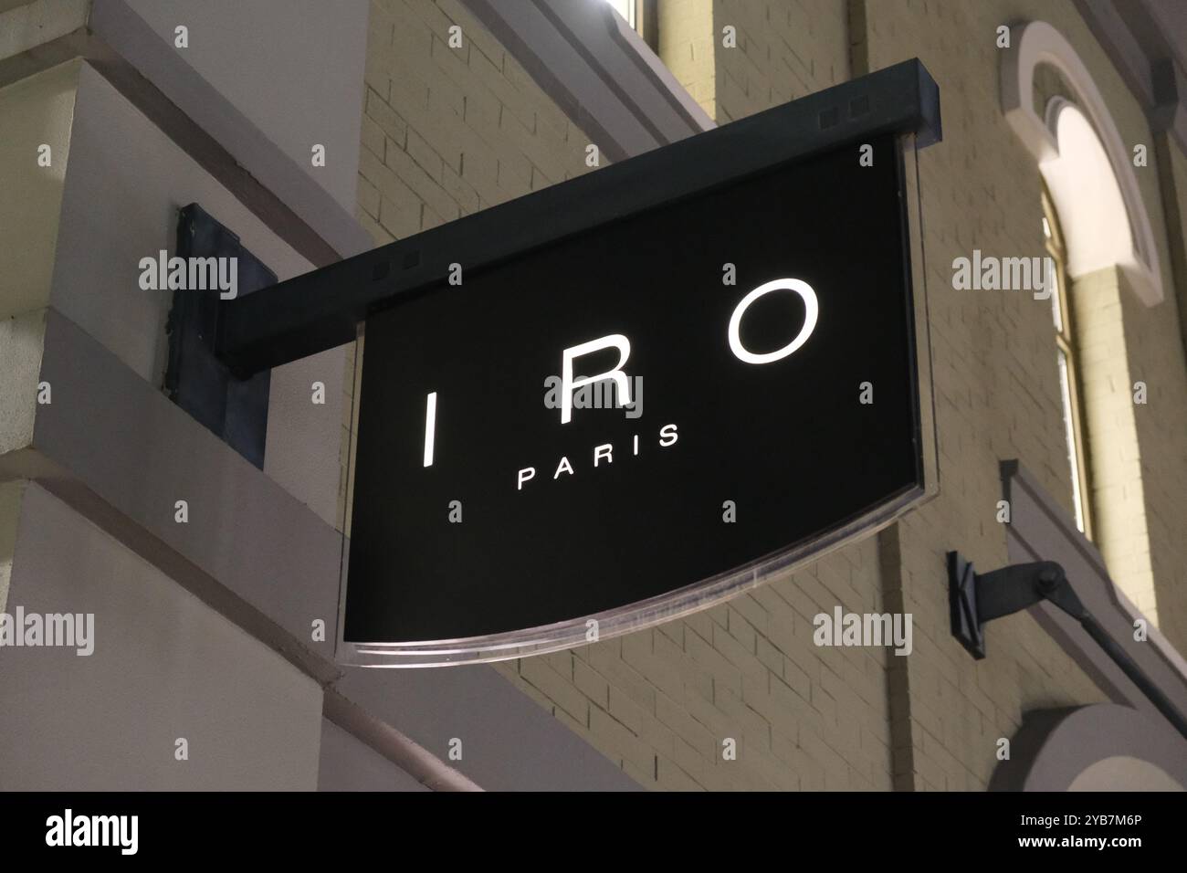 Suzhou, Chine-20 août 2023 : logo de marque de signe de magasin IRO Paris Banque D'Images