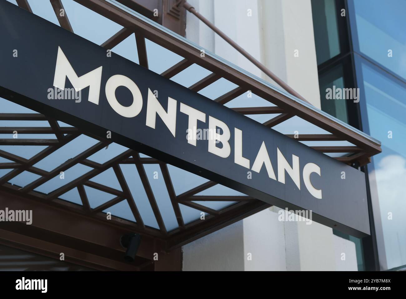 Shanghai, Chine-2 septembre 2023 : logo de marque de la société de signe de magasin Montblanc Banque D'Images