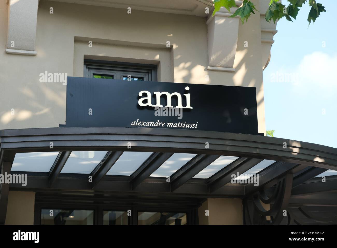 Shanghai, Chine-2 septembre 2023 : signe de logo de marque de magasin ami Paris Banque D'Images