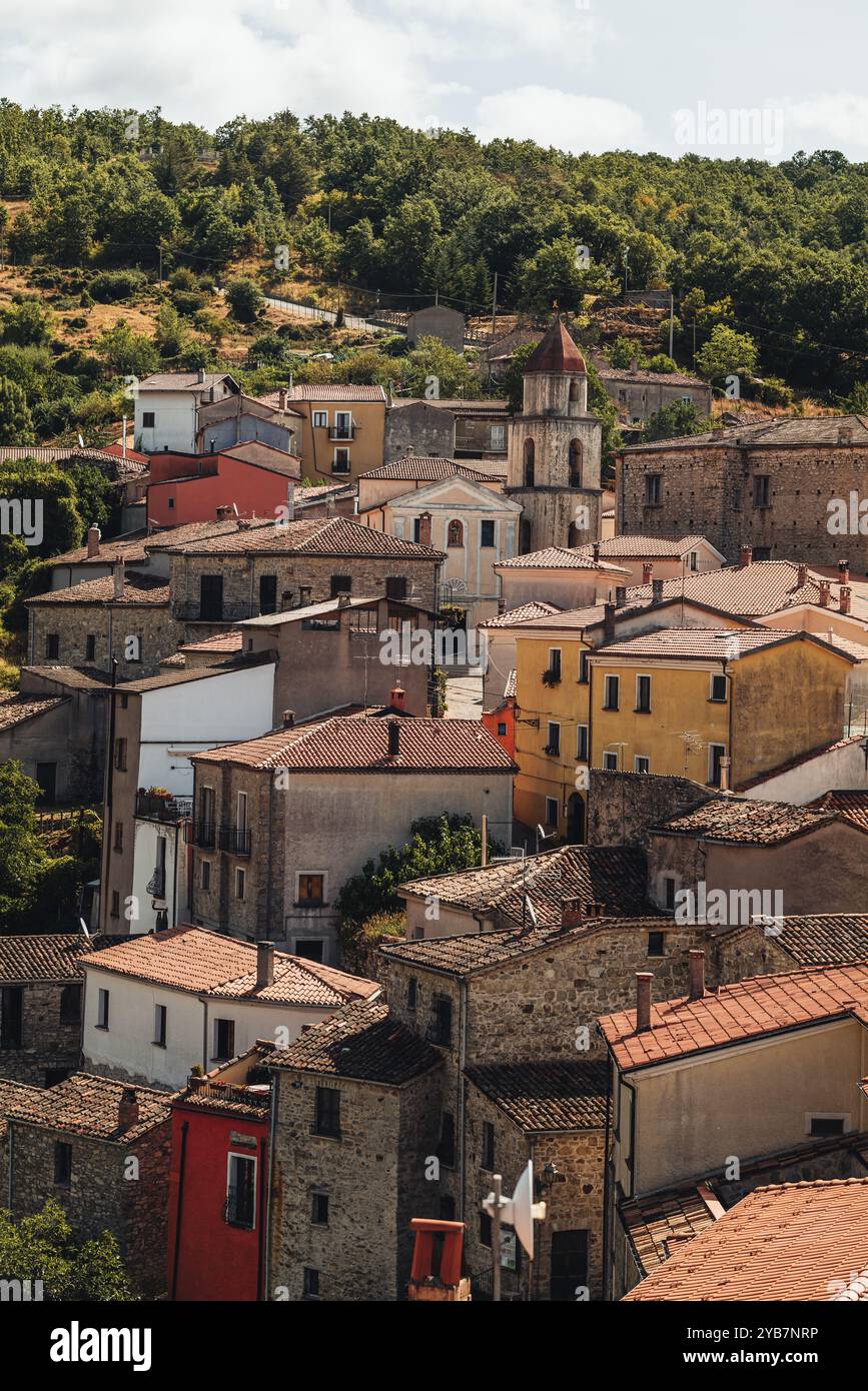 L'ancien village de Sasso di Castalda dans la région de Basilicate, Italie Banque D'Images