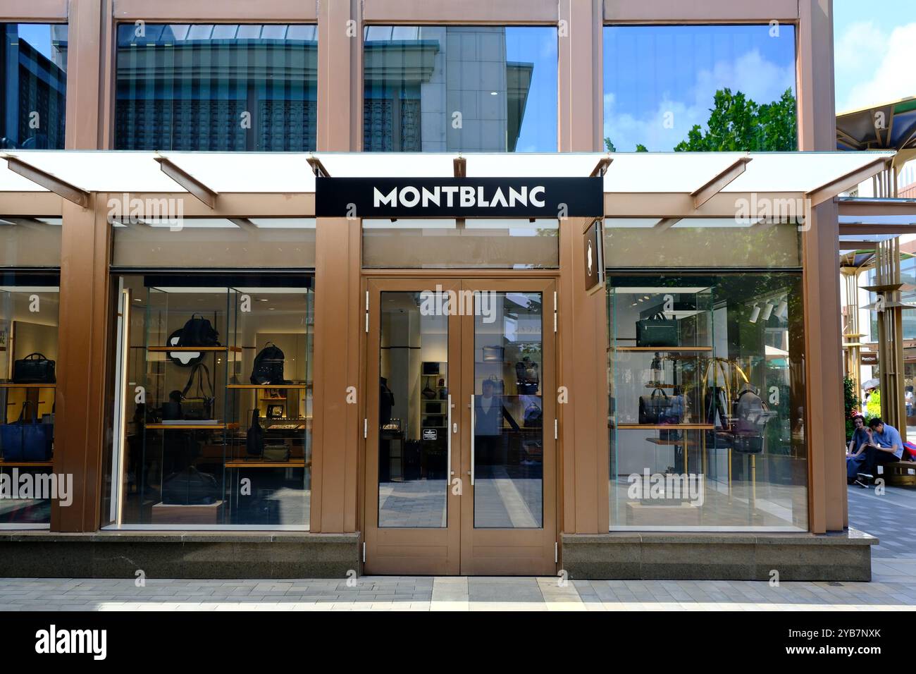 Shanghai, Chine-2 septembre 2023 : façade du grand magasin de détail Montblanc Banque D'Images