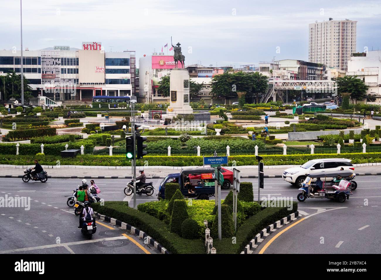 Paysage urbain de rue de la ville de Thonburi et la route de circulation au grand rond-point ou WongwianYai cercle de circulation avec vie style de vie thaïlandais conduite Banque D'Images