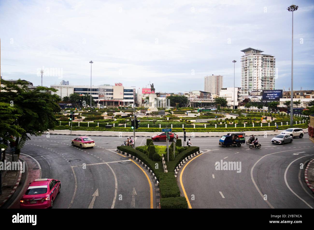 Paysage urbain de rue de la ville de Thonburi et la route de circulation au grand rond-point ou WongwianYai cercle de circulation avec vie style de vie thaïlandais conduite Banque D'Images
