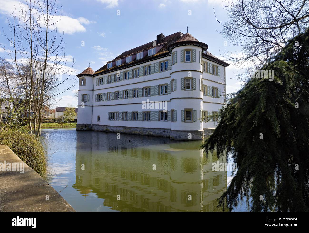 Vue sur le château amarré de Bad Rappenau au début du printemps avec des réflexions dans la lande du château Banque D'Images