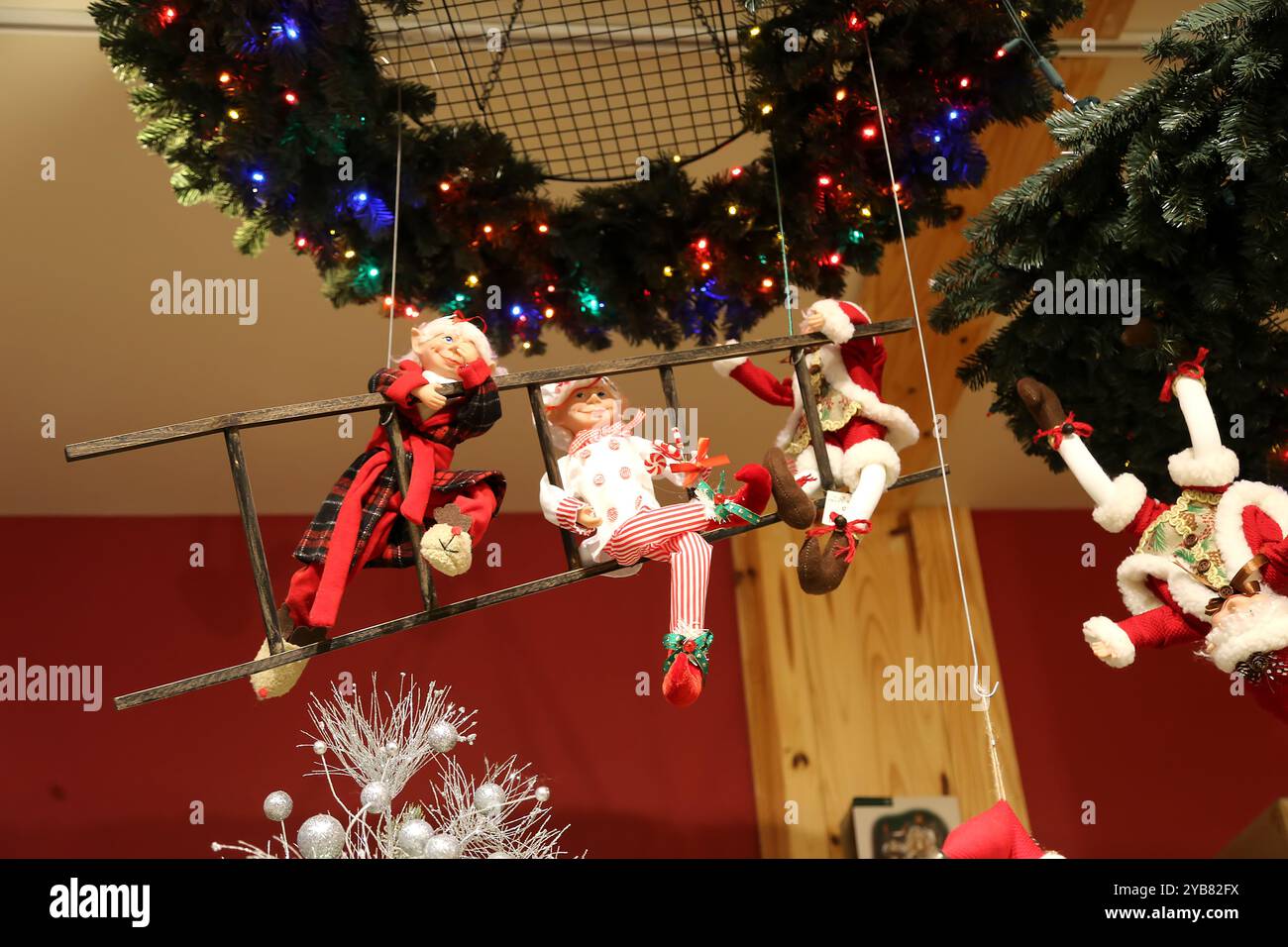 Divers personnages de Père Noël, Elfes et Anges dans le magasin. Décorez la saison des fêtes et apportez une touche de bienvenue à votre maison. Décoration de vacances Banque D'Images