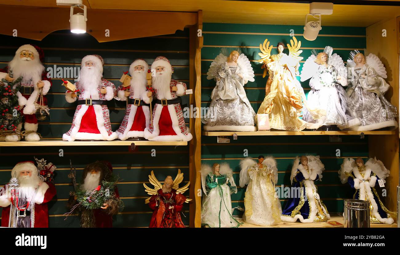 Divers personnages de Père Noël, Elfes et Anges dans le magasin. Décorez la saison des fêtes et apportez une touche de bienvenue à votre maison. Décoration de vacances Banque D'Images