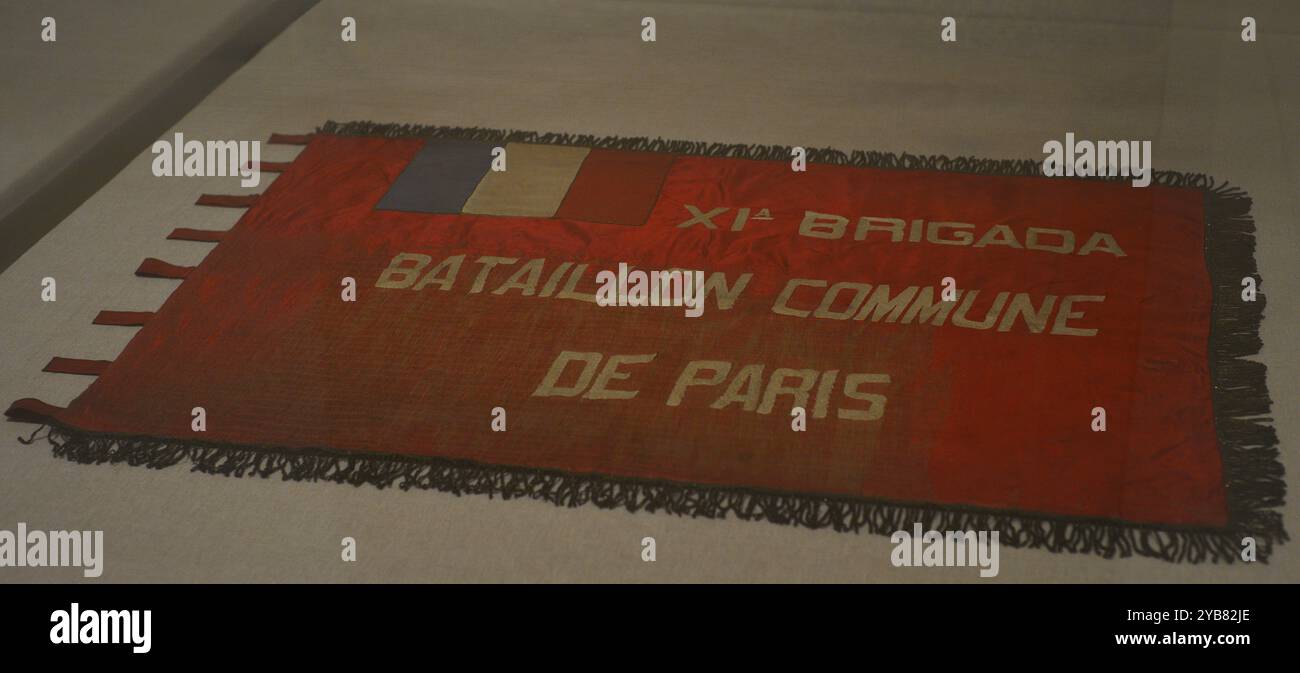 Guerre civile espagnole (1936-1939). Standard des Brigades internationales. XI Brigade internationale. Bataillon commune de Paris. Unité militaire formée en octobre 1936, principalement par des volontaires communistes français, belges et wallons, pour combattre en soutien à la seconde République. Satin de soie et taffetas avec broderie de fil métallique. Musée de l'armée. Tolède, Espagne. Banque D'Images