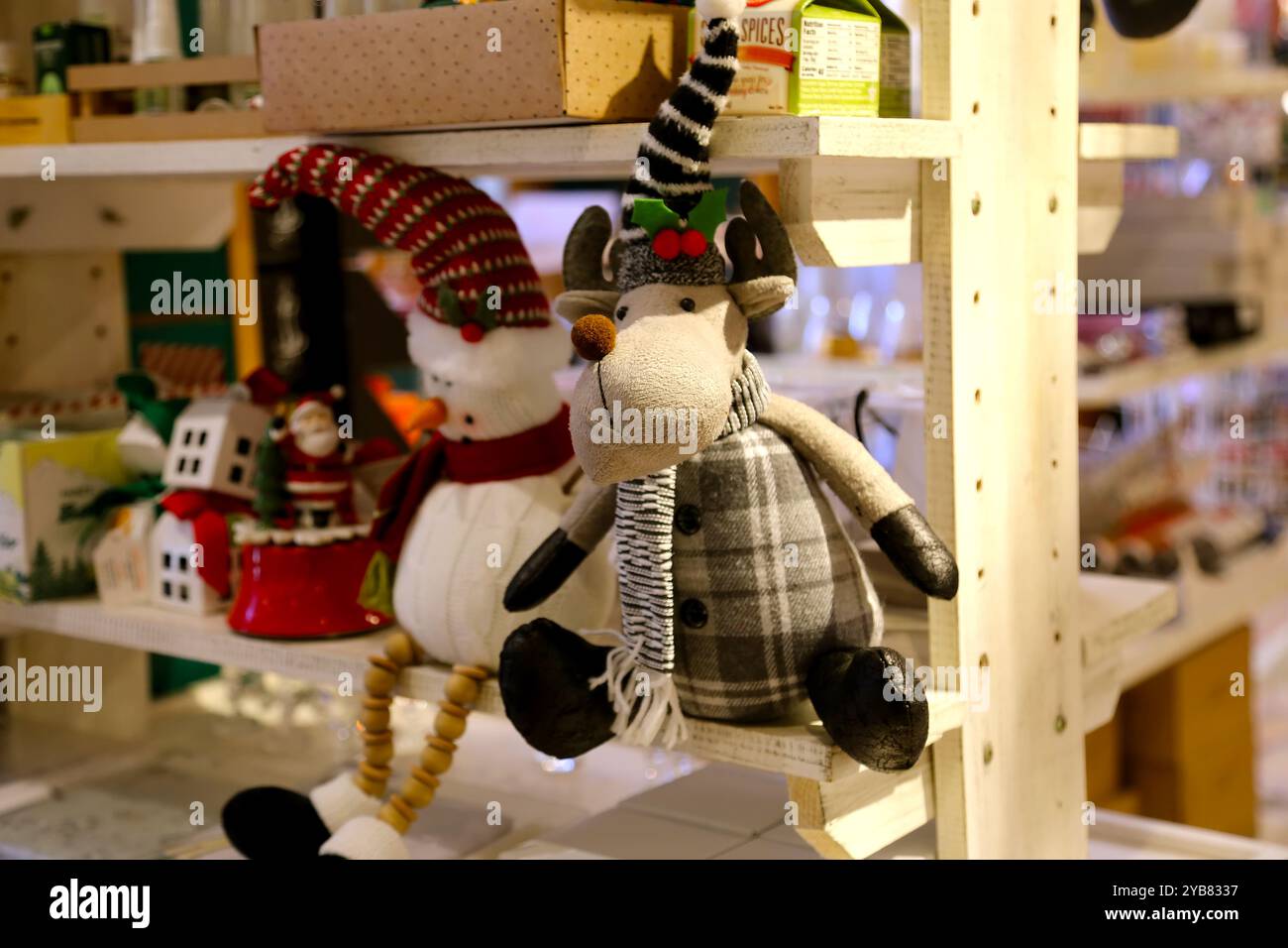 Divers personnages de Père Noël, Elfes et Anges dans le magasin. Décorez la saison des fêtes et apportez une touche de bienvenue à votre maison. Décoration de vacances Banque D'Images