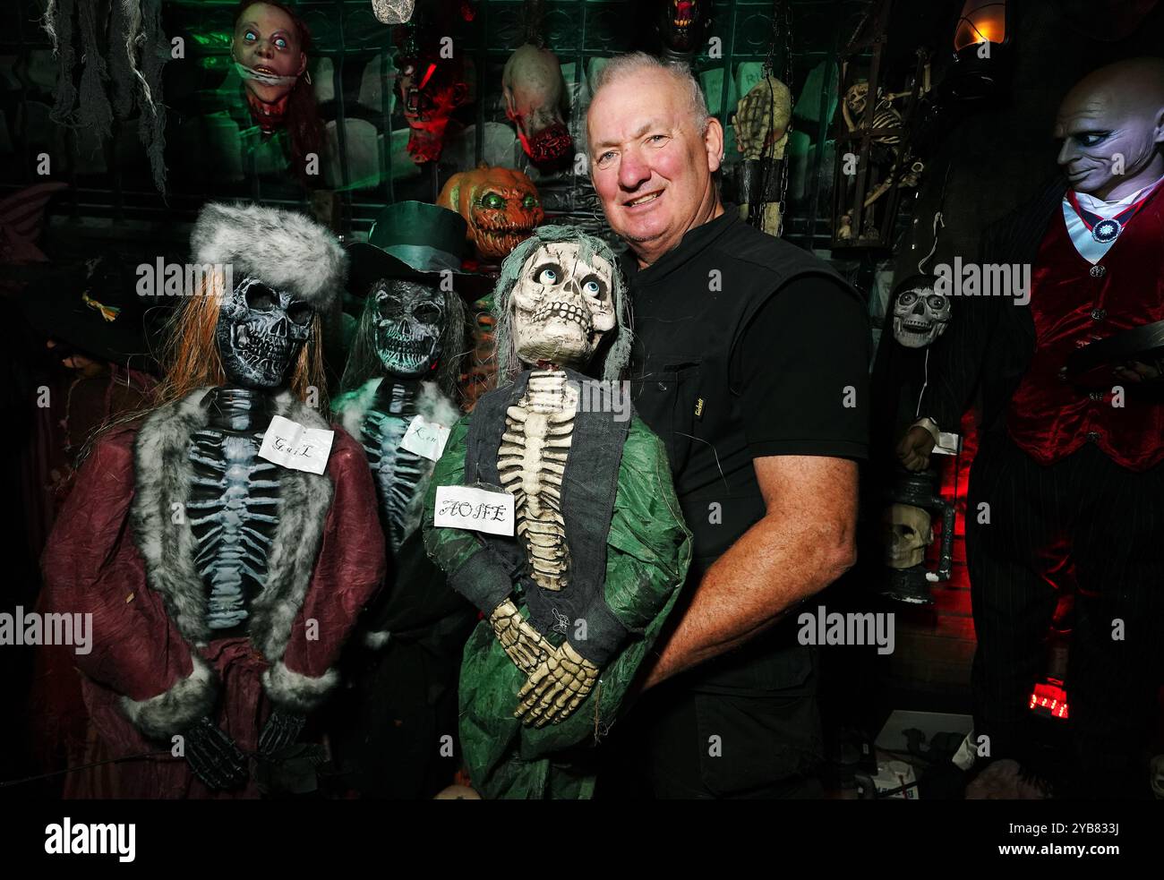 L'électricien Ken Carraher continue les préparatifs de sa Maison des horreurs d'Halloween à Killiney, Dublin. Ken décore son jardin avec des fantômes et des monstres pour recueillir des fonds pour l'organisme de bienfaisance national Debra, qui soutient les personnes vivant avec une maladie de peau incurable epidermolyse bulleuse (EB). Date de la photo : jeudi 17 octobre 2024. Banque D'Images