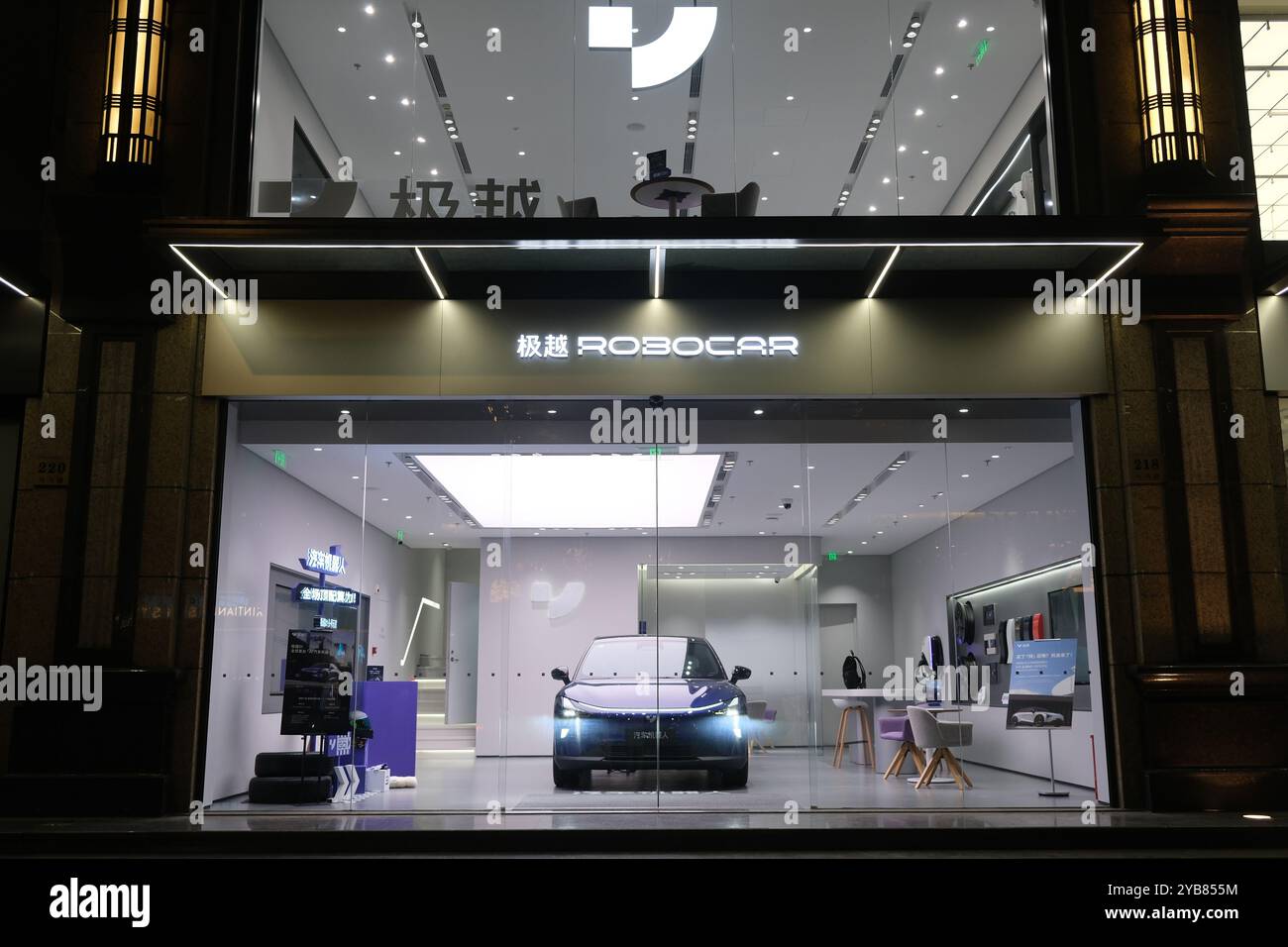 Shanghai, Chine-Nov.4th 2023 : façade de magasin de voiture électrique Ji Yue. Compagnie EV entre Geely et Baidu Banque D'Images