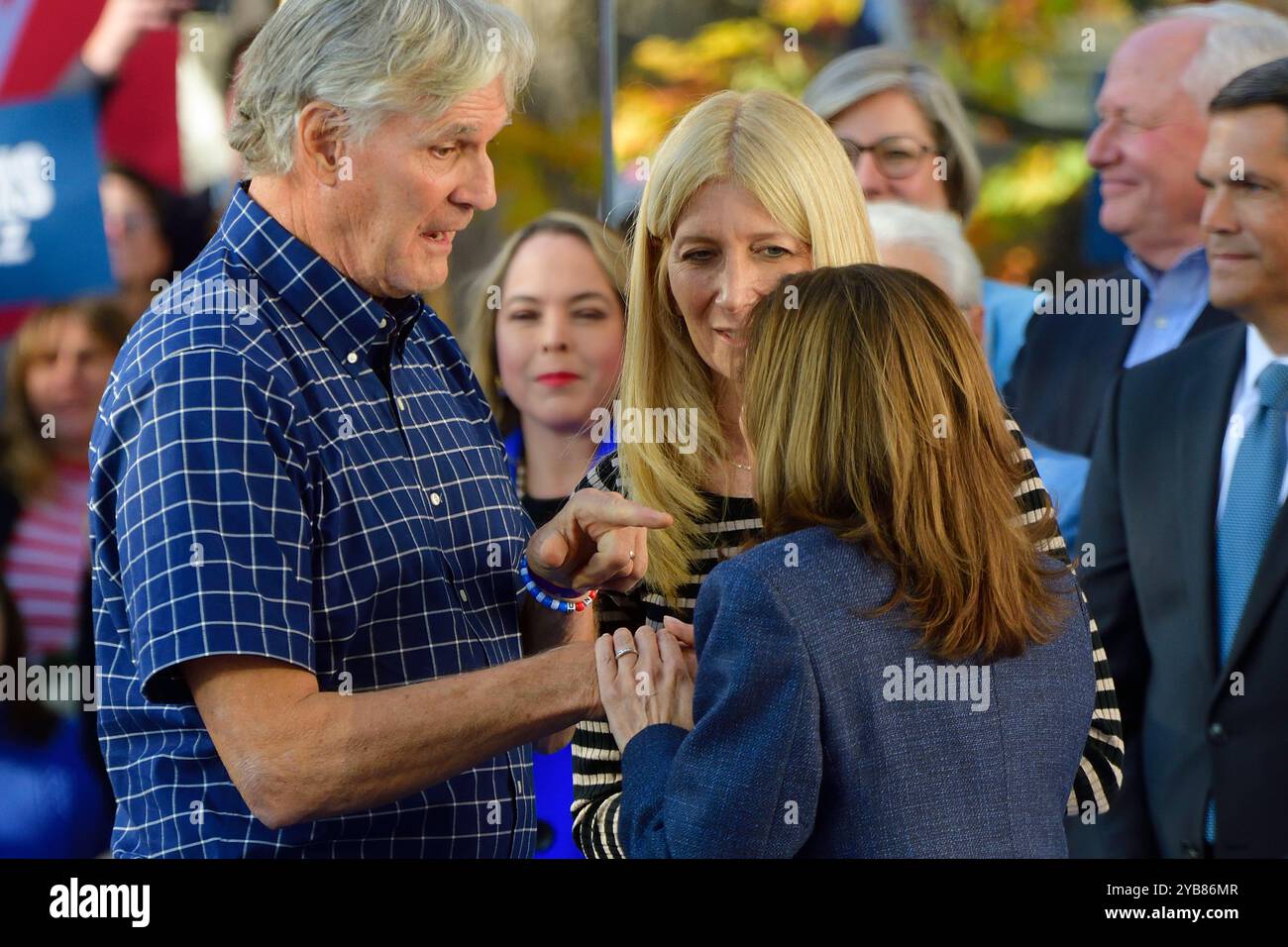 Bob et Kristina Lange partagent la scène avec la vice-présidente Kamala Harris lors d'un rassemblement Republicans for Harris dans le comté de Bucks, PA, le 16 octobre 2024. Crédit : OOgImages/Alamy Live News Banque D'Images