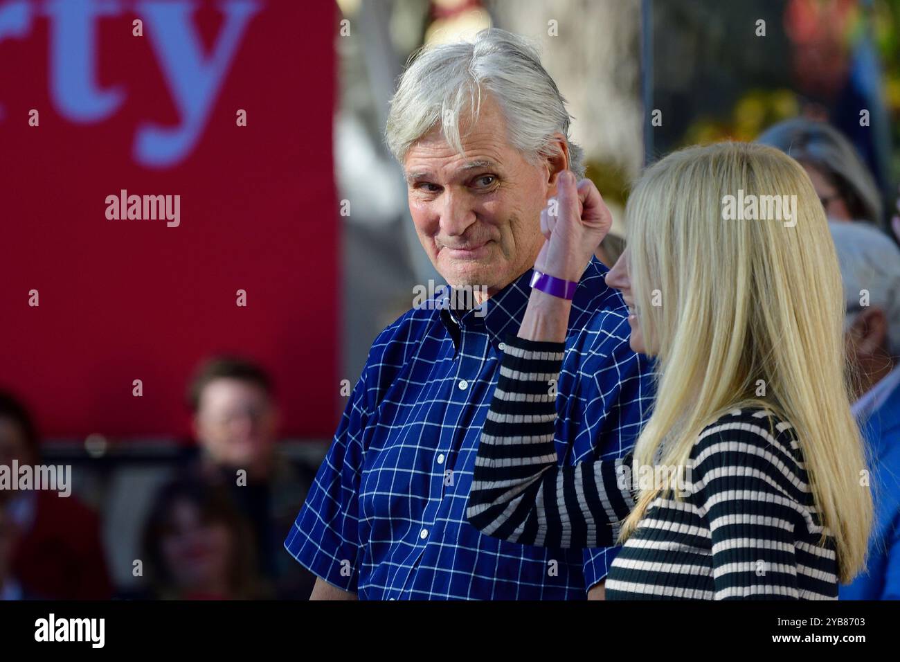 Bob et Kristina Lange partagent la scène avec la vice-présidente Kamala Harris lors d'un rassemblement Republicans for Harris dans le comté de Bucks, PA, le 16 octobre 2024. Crédit : OOgImages/Alamy Live News Banque D'Images