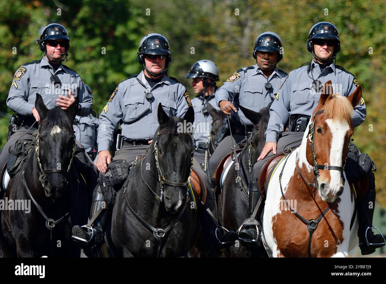 Unité montée de la police d'État de Pennsylvanie lors d'un rassemblement politique le 16 octobre 2024 dans le comté de Bucks, PA, États-Unis. Crédit : Bastiaan Slabbers / OOgImages Banque D'Images