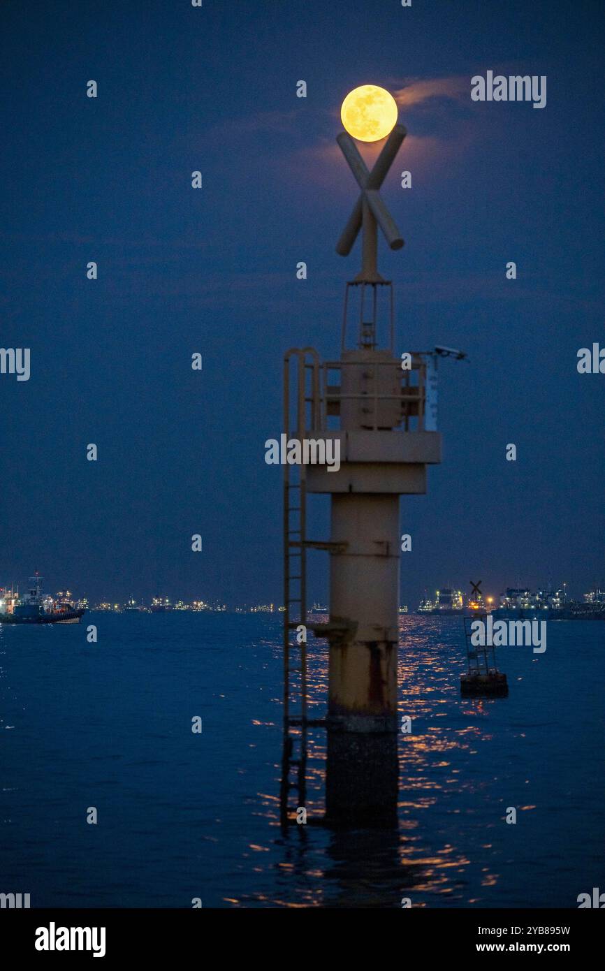 Singapour. 17 octobre 2024. Une pleine lune est vue au-dessus de Singapour le 17 octobre 2024. Credit : puis Chih Wey/Xinhua/Alamy Live News Banque D'Images