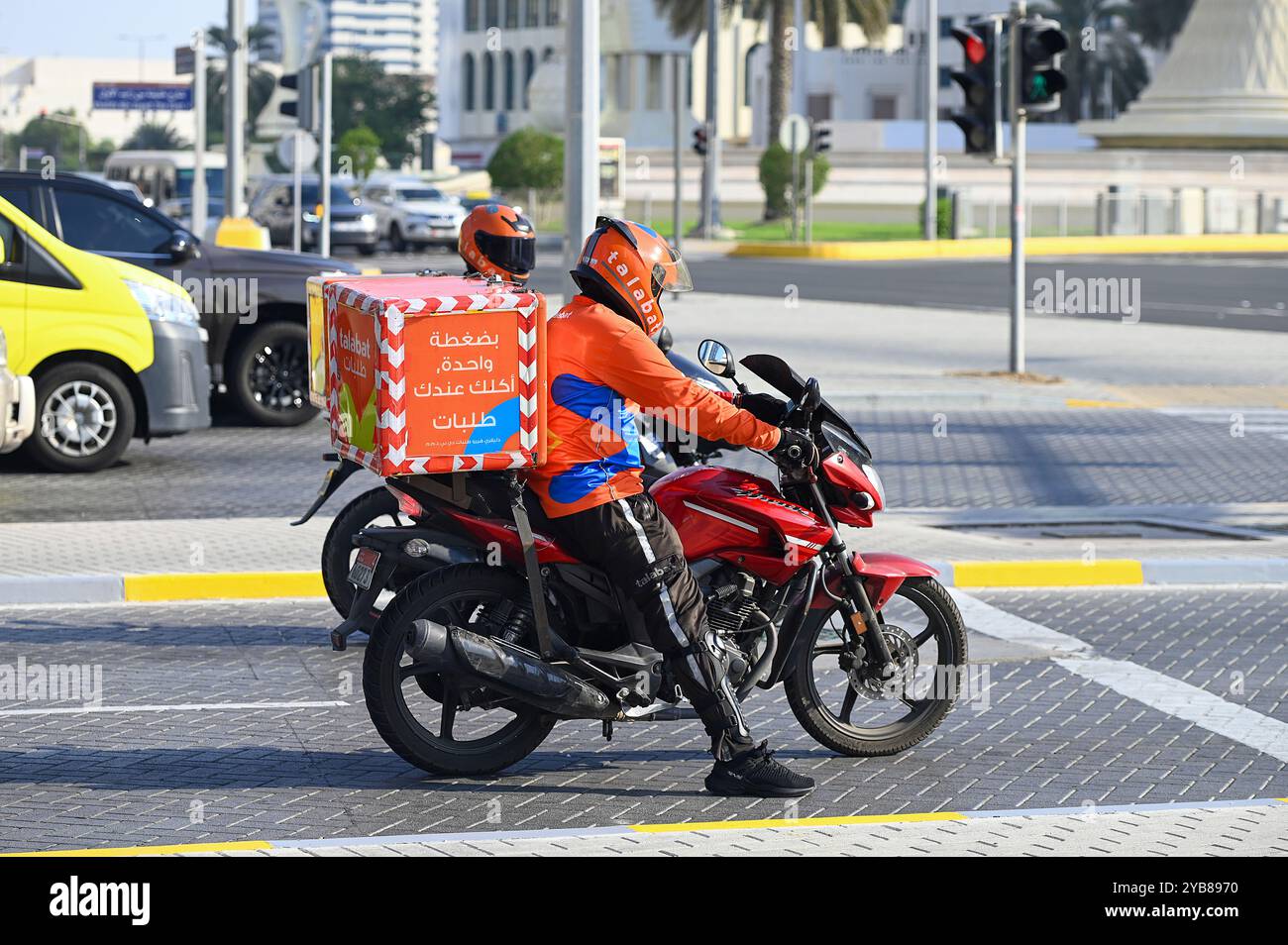 ABU DHABI - 15 septembre : les courriers de Talabat, une société de commande de nourriture en ligne dans la rue Abu Dhabi le 15 septembre. 2024 aux Émirats arabes Unis Banque D'Images