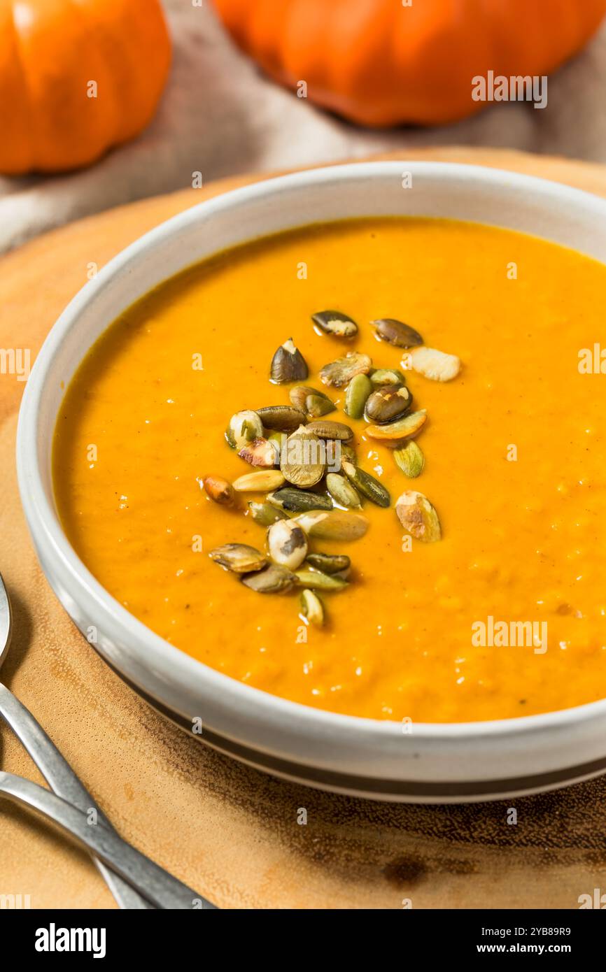 Soupe de citrouille d'automne maison avec crème et graines dans un bol Banque D'Images