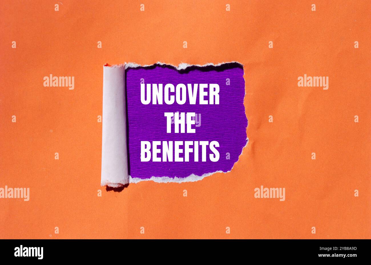 Découvrez le message relatif aux avantages écrit sur un papier orange déchiré avec fond violet. Conceptuel Découvrez le symbole des avantages. Copier l'espace. Banque D'Images