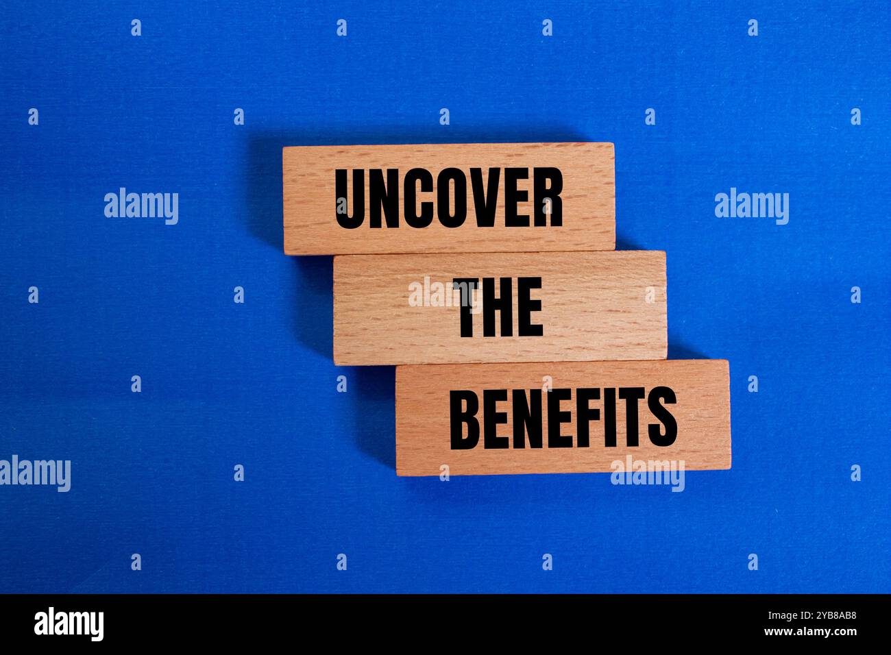 Découvrez le message des avantages écrit sur des blocs de bois avec fond bleu. Conceptuel Découvrez le symbole des avantages. Copier l'espace. Banque D'Images