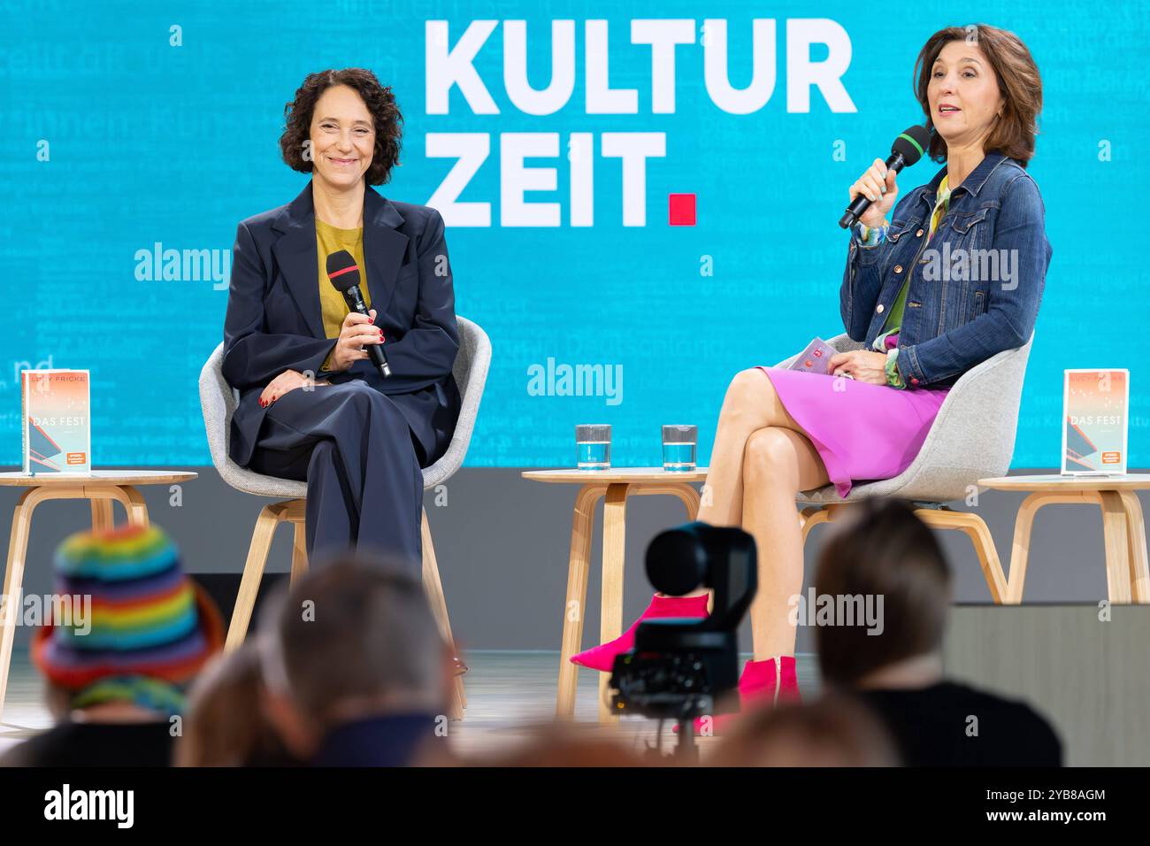 Buchmesse Frankfurt 2024 Lucy Fricke stellt im Rahmen der 3sat Kulturzeit ihr neues Buch Das Fest vor. Rechts die Moderatorin des Gesprächs, Cecile Schortmann. Buchmesse Frankfurt 2024., Frankfurt am main Hessen Deutschland Messegelände *** Foire du livre Francfort 2024 Lucy Fricke présente son nouveau livre Das Fest dans le cadre de 3sat Kulturzeit le modérateur de la discussion, Cecile Schortmann Foire du livre Francfort 2024 , Francfort-sur-le-main Allemagne Exhibition Grounds Banque D'Images