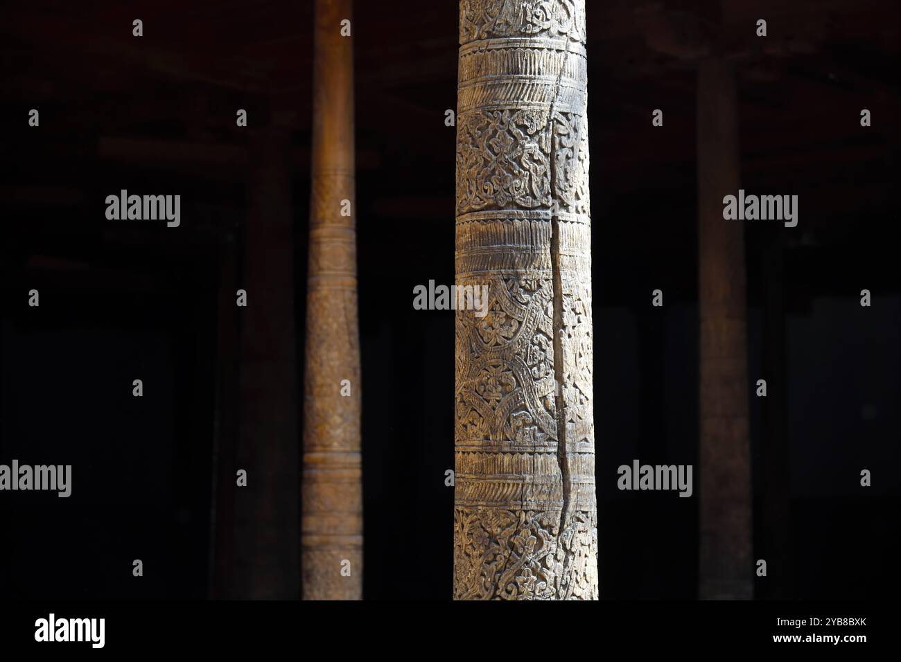 Khiva, Ouzbékistan. Intérieur de la mosquée Juma avec des pilars en bois dans le centre de la vieille ville de Khiva Banque D'Images
