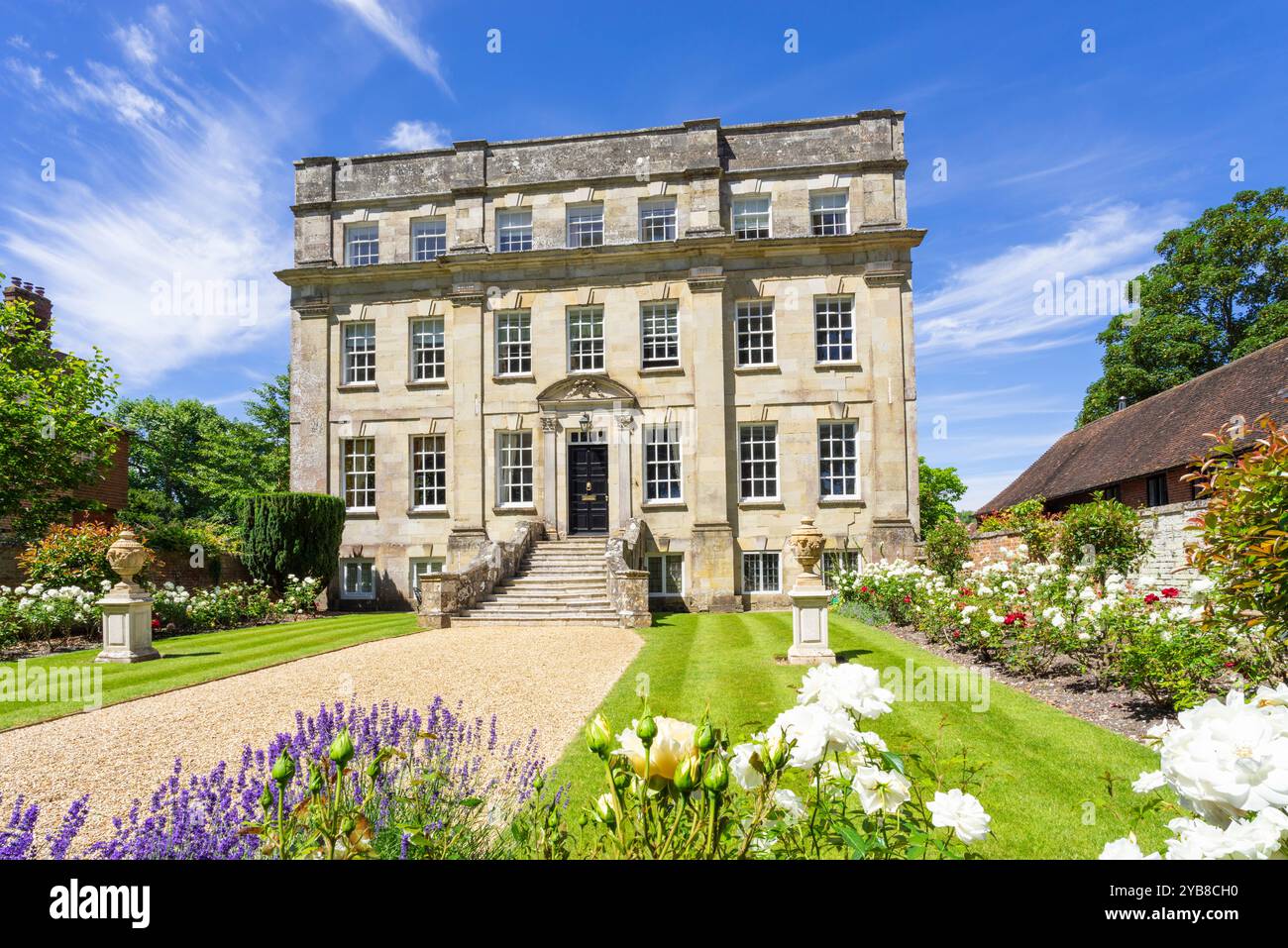 Résidence privée architecture géorgienne avec joli jardin bien entretenu dans la cathédrale proche West Walk Salisbury Wiltshire Angleterre UK GB Europe Banque D'Images