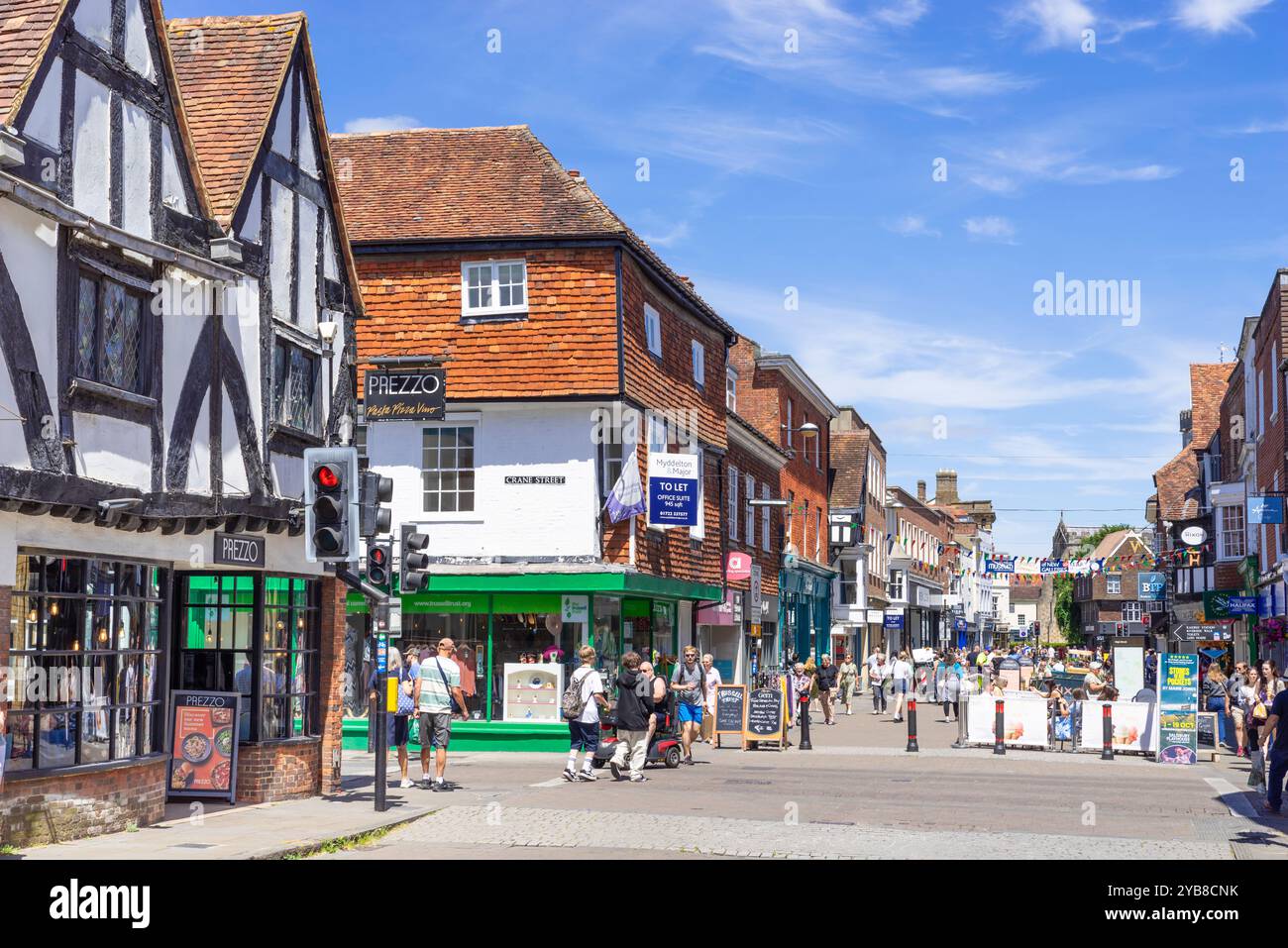 Salisbury High Street Prezzo Restaurant et les gens faisant du shopping sur la rue animée High Street UK Salisbury centre-ville Salisbury Wiltshire Angleterre UK GB Europe Banque D'Images