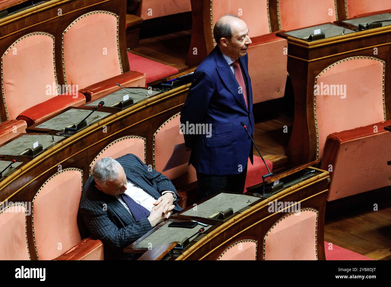 Roma, Italie. 17 octobre 2024. Il senatore di Forza Italia Claudio Lotito si addormenta in aula durante l'intervento del collega di Forza Italia Pierpaolo Zanettin nel corso del question Time al Senato, Roma, Gioved&#xec;, 17 Ottobre 2024 (Foto Roberto Monaldo/LaPresse) le sénateur du parti Forza Italia Claudio Lotito s'endort pendant l'heure des questions au Sénat, Rome, jeudi 17 octobre 2024 (photo de Roberto Monaldo/LaPresse Live News) Banque D'Images