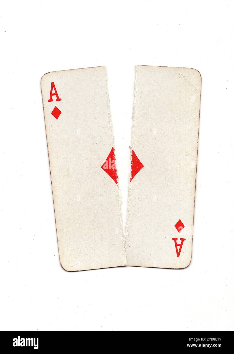 Une carte à jouer vintage déchirée en deux de haut en bas sur un fond blanc. Banque D'Images