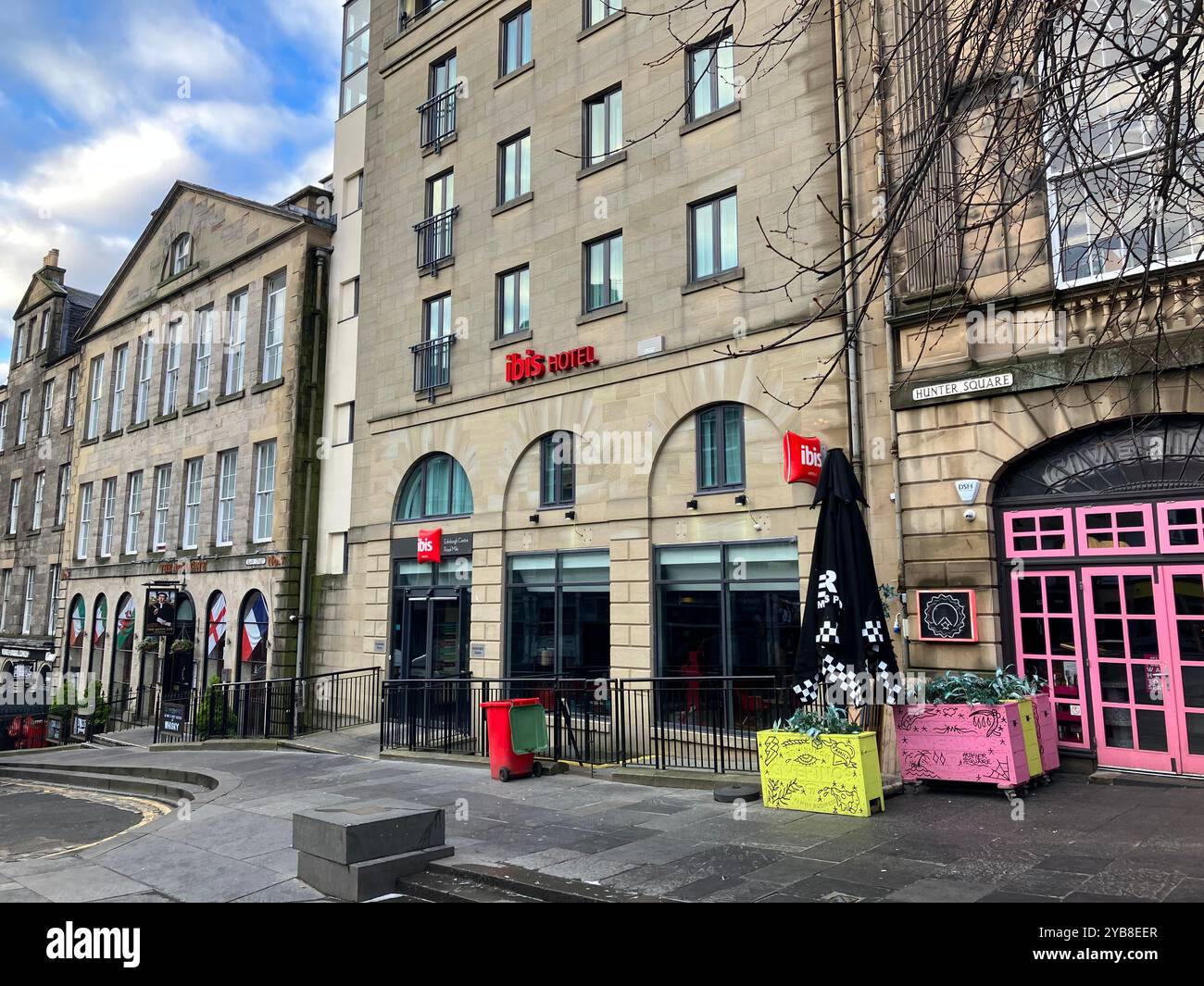 Hôtel ibis sur Hunter Square, juste à côté du Royal Mile. Édimbourg, Écosse, Royaume-Uni. 16 mars 2024. - Image de stock capturée avec un smartphone