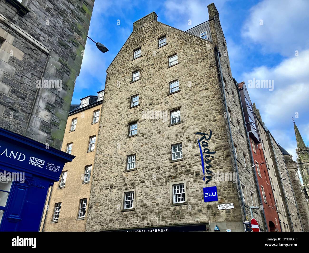 Radisson Blu Hotel sur le Royal Mile. High Street, Édimbourg, Écosse, Royaume-Uni. 16 mars 2024. - Image de stock capturée avec un smartphone