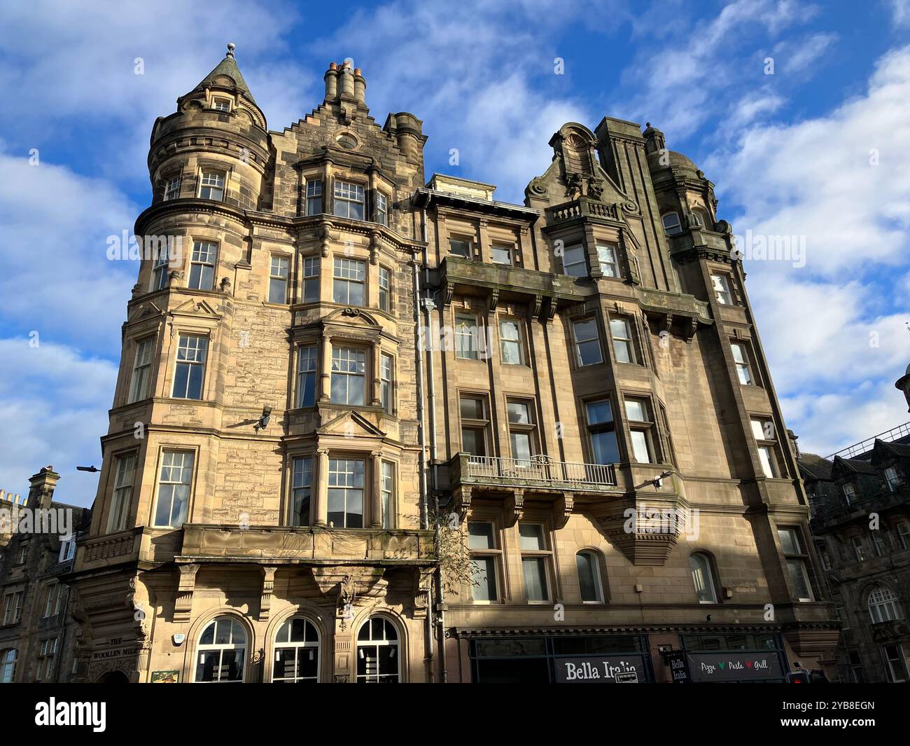 Architecture traditionnelle sur High Street, partie du Royal Mile. Édimbourg, Écosse, Royaume-Uni. 16 mars 2024. - Image de stock capturée avec un smartphone