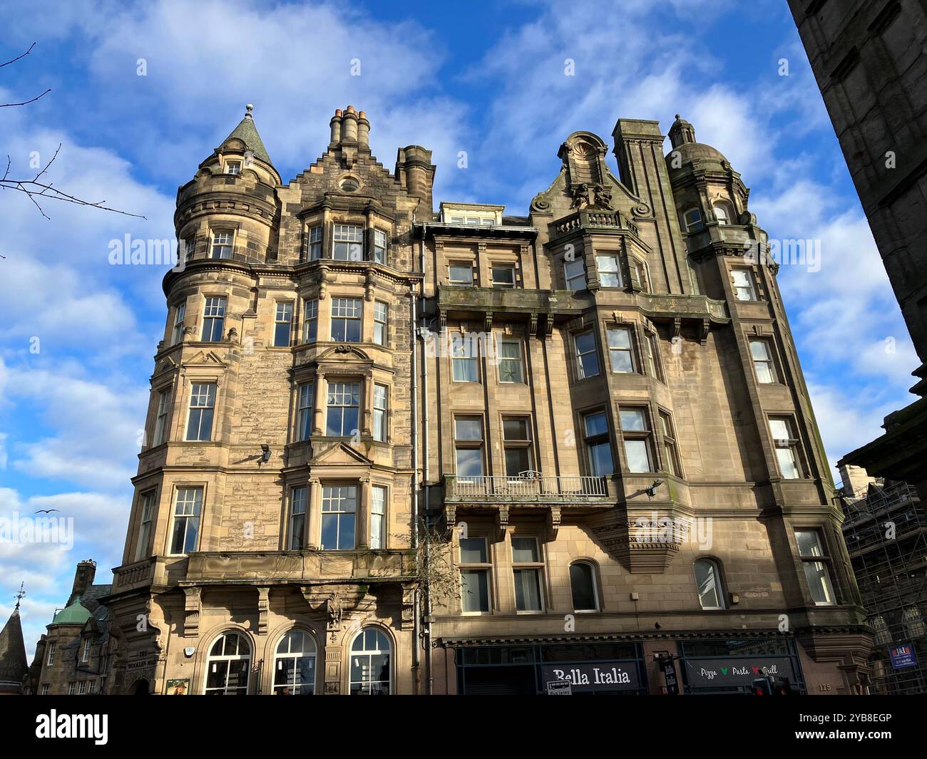 Architecture traditionnelle sur High Street, partie du Royal Mile. Édimbourg, Écosse, Royaume-Uni. 16 mars 2024. - Image de stock capturée avec un smartphone