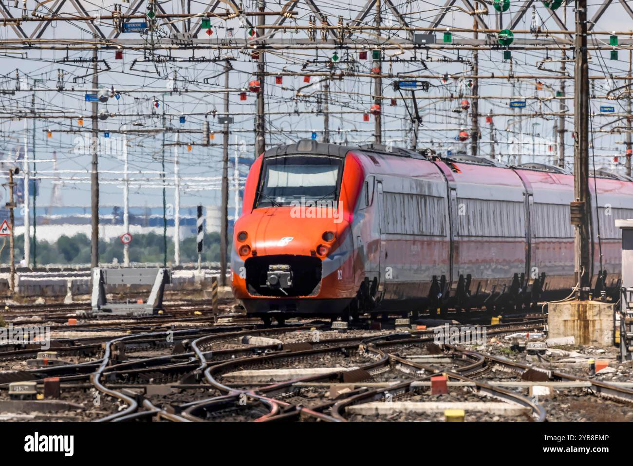 Frecciarossa, Hochgeschwindigkeitszug von Trenitalia, Italienisches Eisenbahnverkehrsunternehmen. Bahnhof Venezia Santa Lucia. // 25.05.2024 : Venedig, Venezien, Italien, Europa *** Frecciarossa, train à grande vitesse opéré par Trenitalia, compagnie ferroviaire italienne Venezia Santa Lucia gare 25 05 2024 Venise, Vénétie, Italie, Europe Banque D'Images